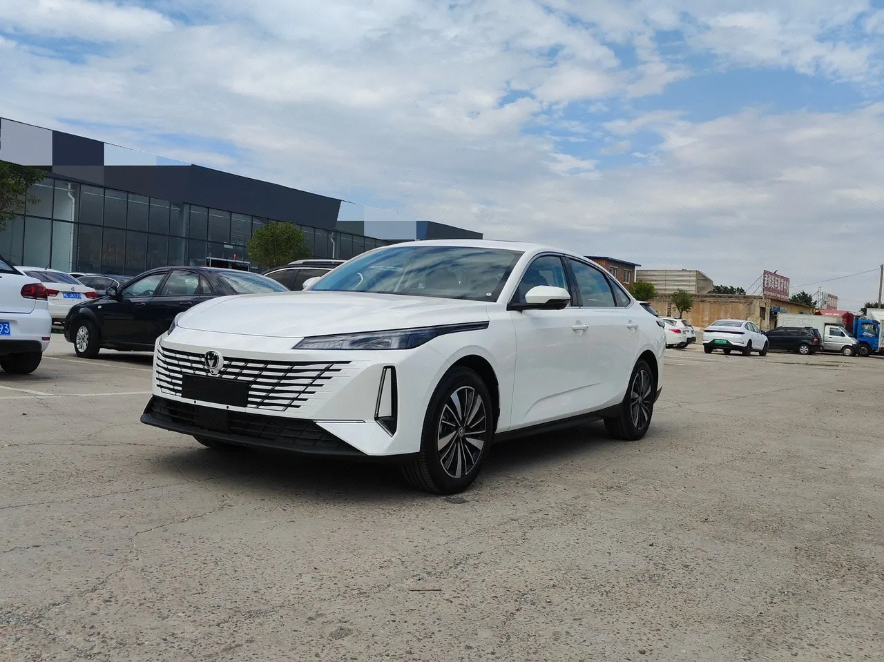 Open image lightbox: ChangAn Yidong New Energy 2025 Yidong PHEV 1.5 Stepless Smart New Blue Whale 145KM Battleship Edition Automatic Gear