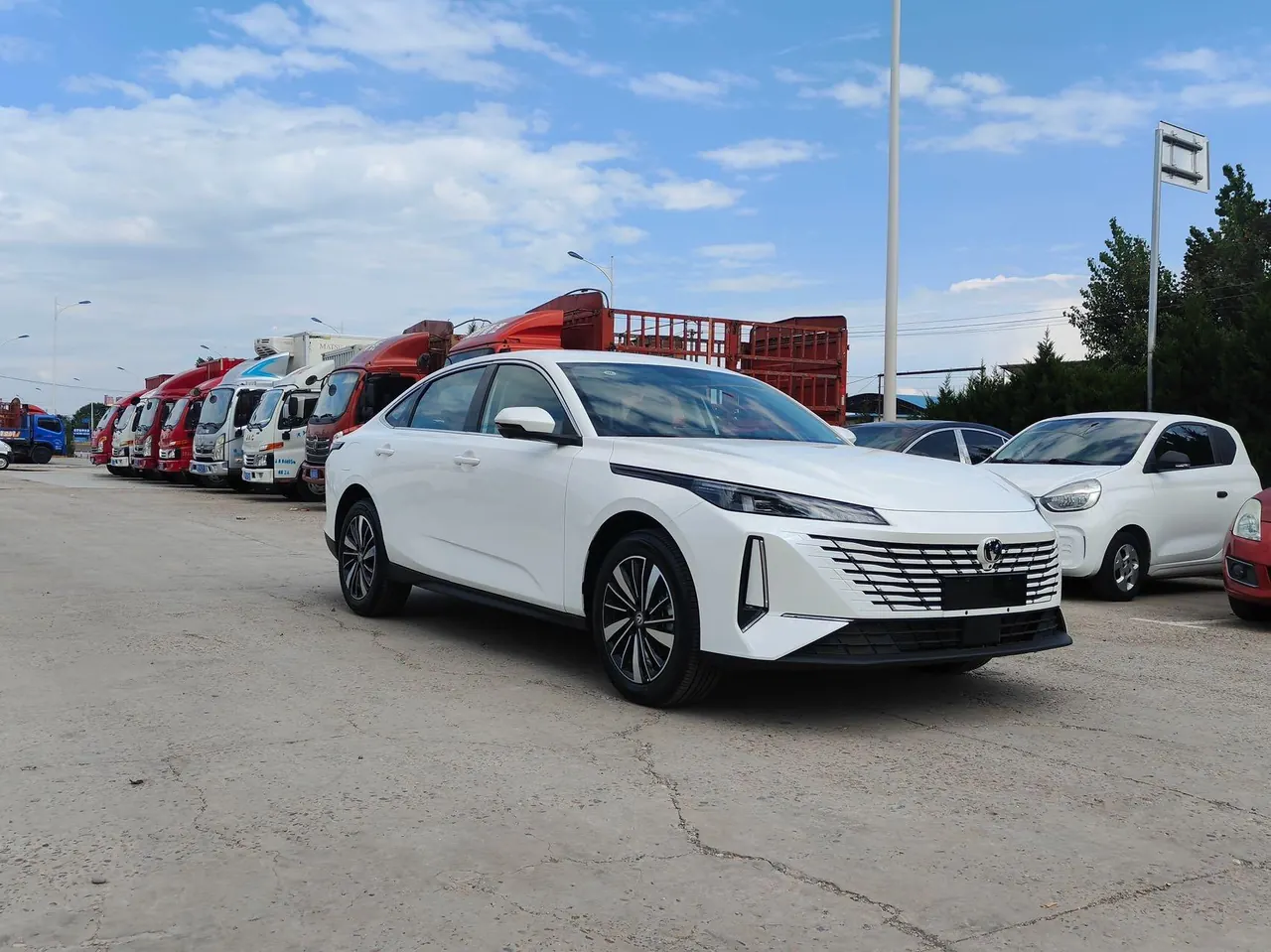 ChangAn Yidong New Energy 2025 Yidong PHEV 1.5 Stepless Smart New Blue Whale 145KM Battleship Edition Automatic Gear 3
