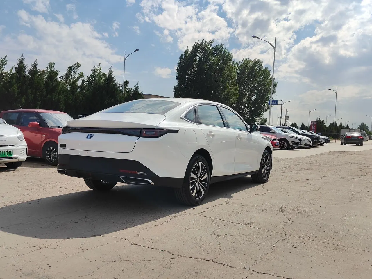 ChangAn Yidong New Energy 2025 Yidong PHEV 1.5 Stepless Smart New Blue Whale 145KM Battleship Edition Automatic Gear 9