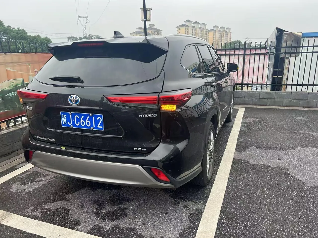 Toyota 2022 Highlander Dual Engine 2.5 Stepless Four-wheel Drive Premium Edition 7-seat Automatic Gear 2