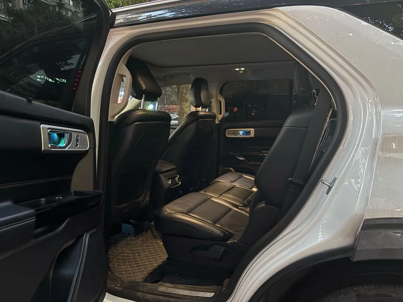 Ford 2020 Explorer 2.3T EcoBoost 285 Four-wheel Drive Titanium Edition 7-seat Automatic Gear 5