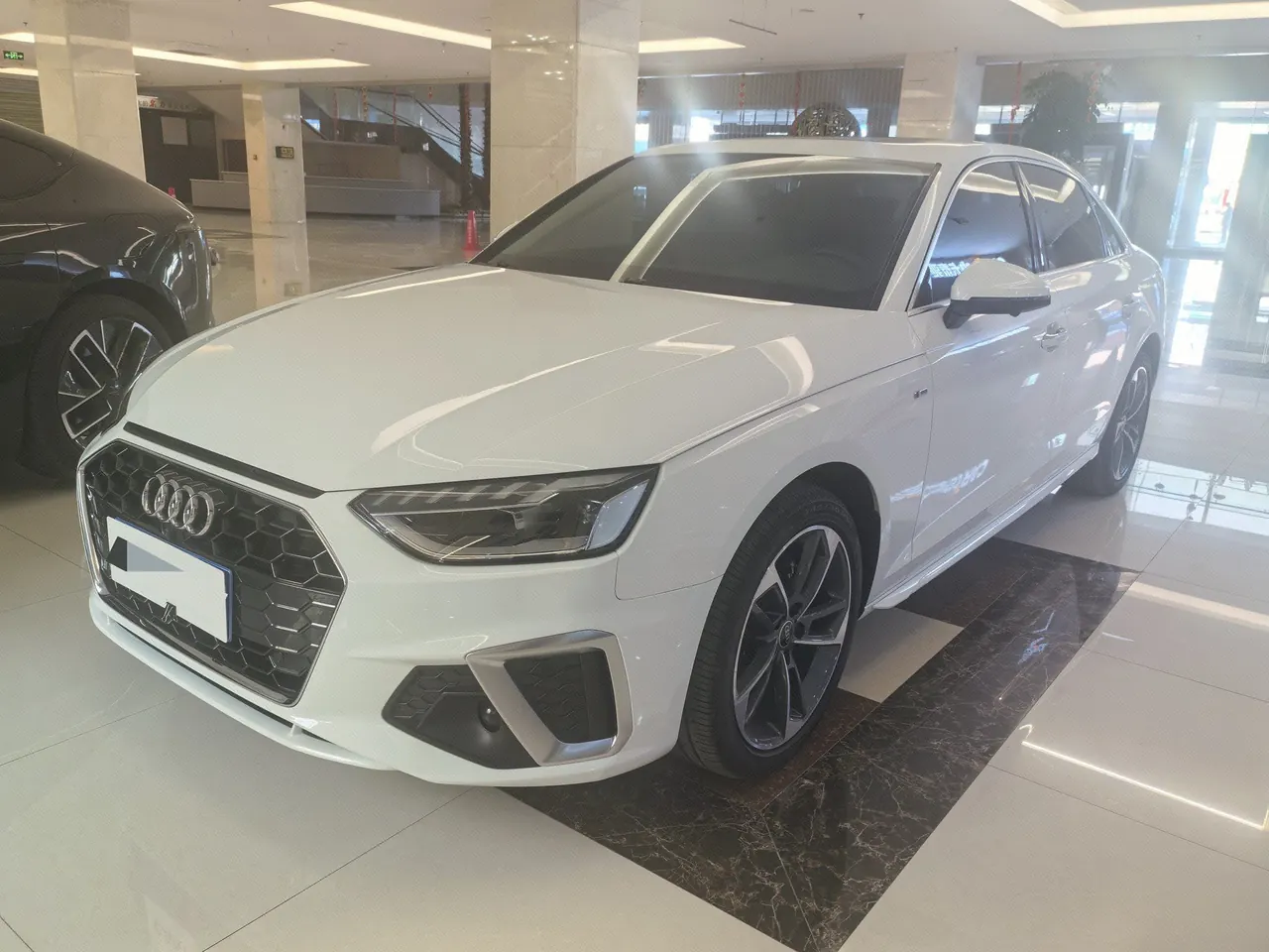 Открыть галерею: Audi 2022 A4L 2.0TFSI 35TFSI Fashion Dynamic Automatic