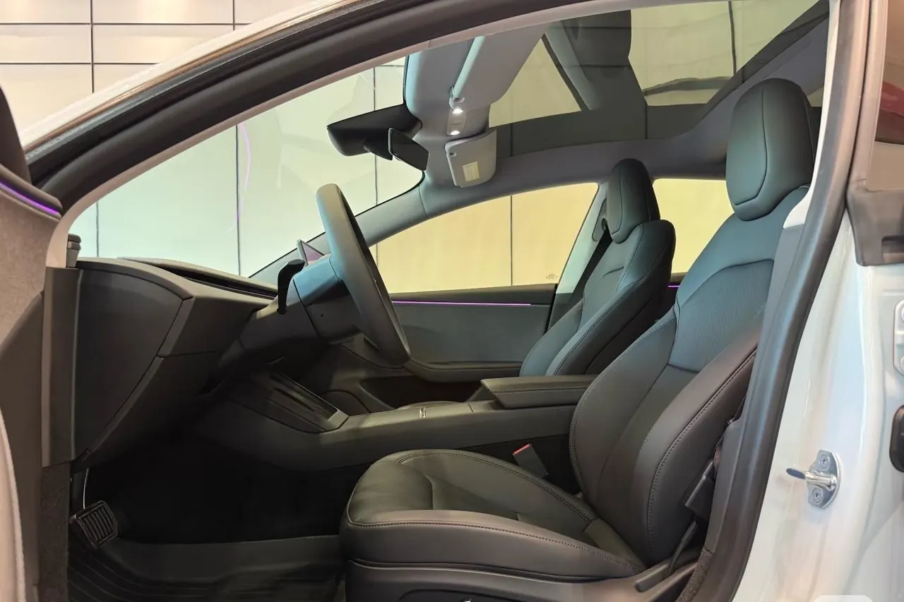 Tesla 2026 Model 3 high-performance all-wheel drive version automatic transmission 3