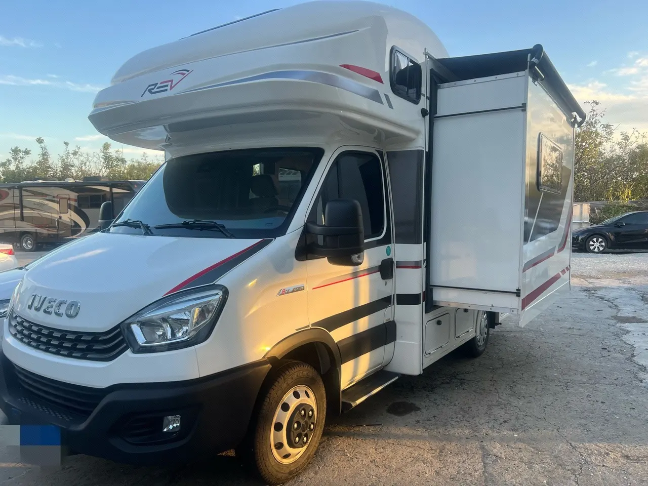 Открыть галерею: Iveco 2021 Ousheng 3.0T Yunrui Short Shaft Low Top Side Door Automatic Gear