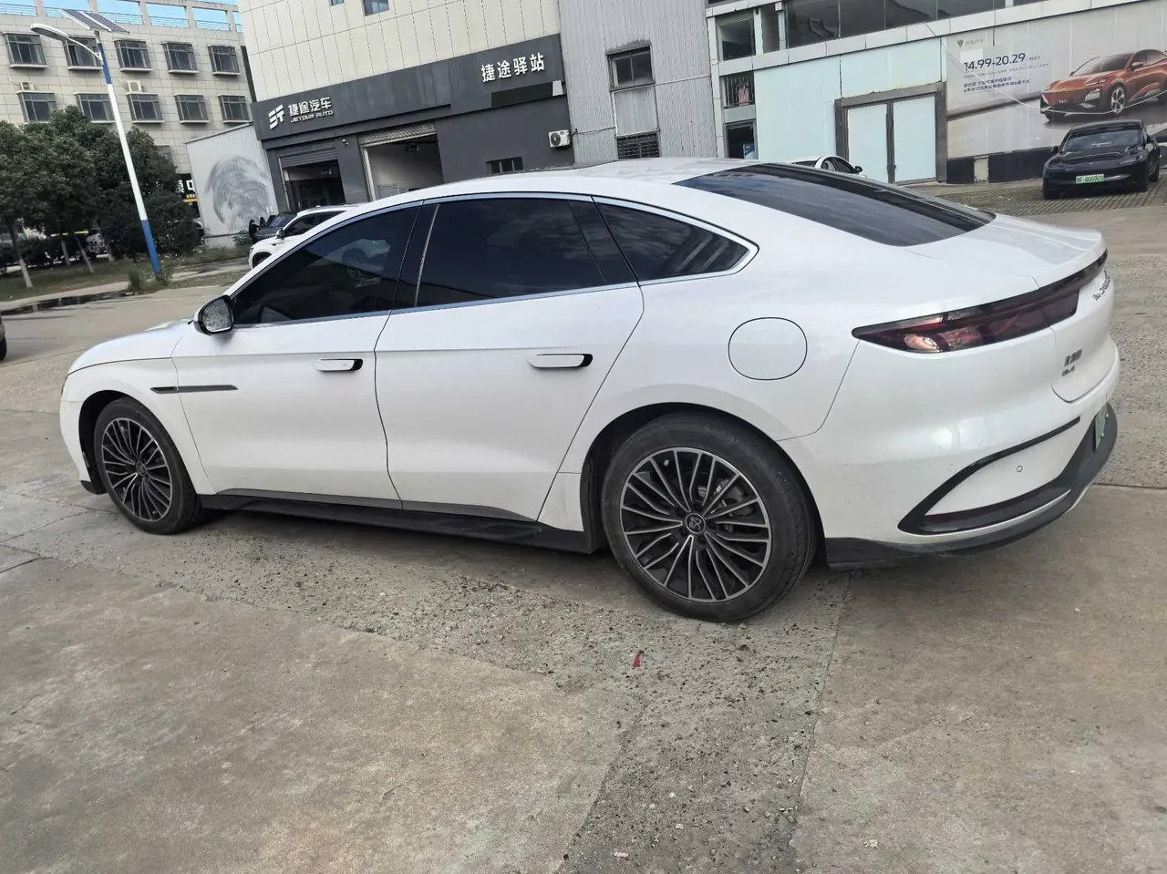 BYD 2023 Han DM-i 1.5T Stepless Champion Edition 121KM Honorable Automatic Gear 4