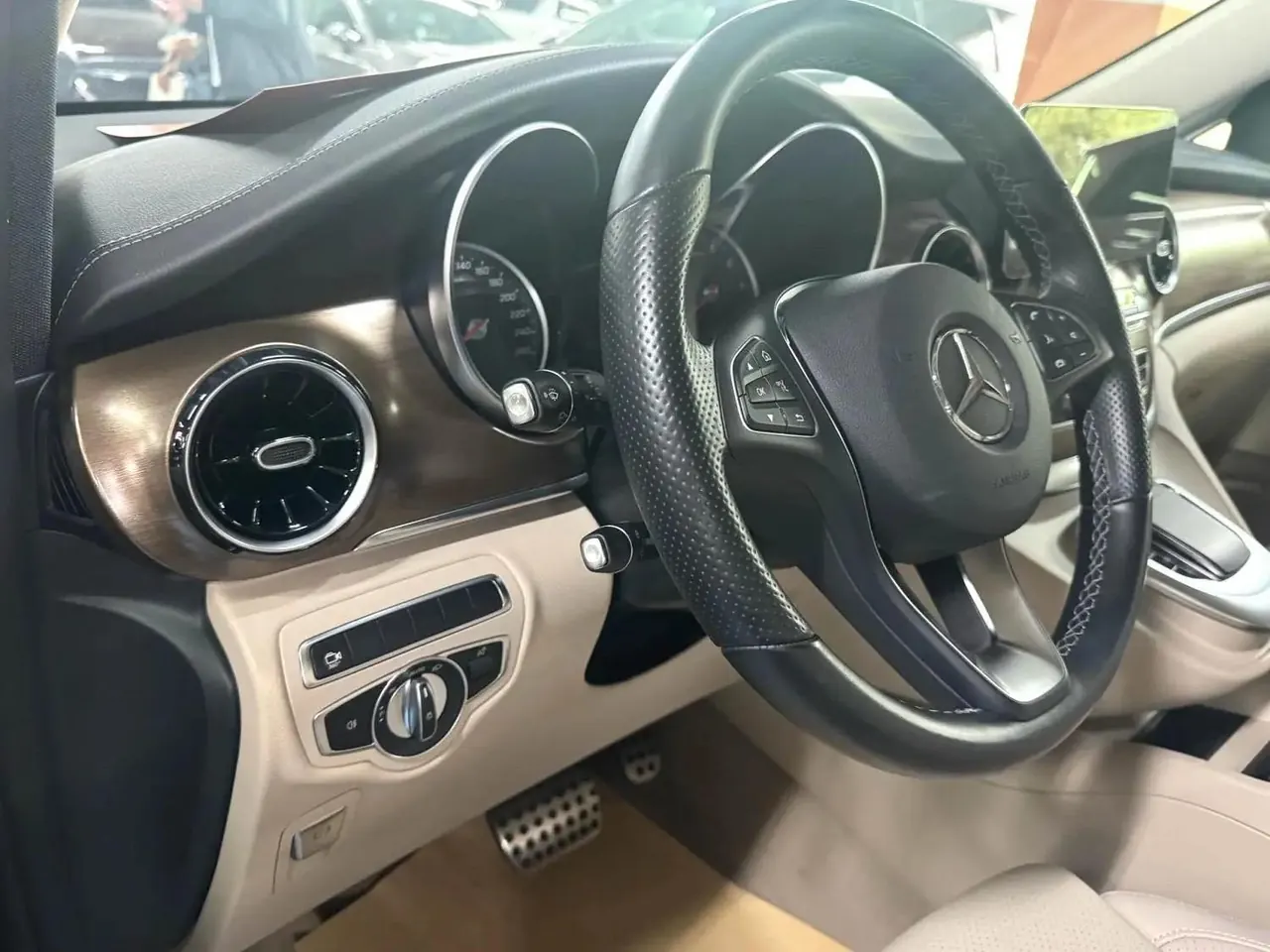 Mercedes Benz V 2022V 260 2.0T Premium Edition Automatic Gear 3