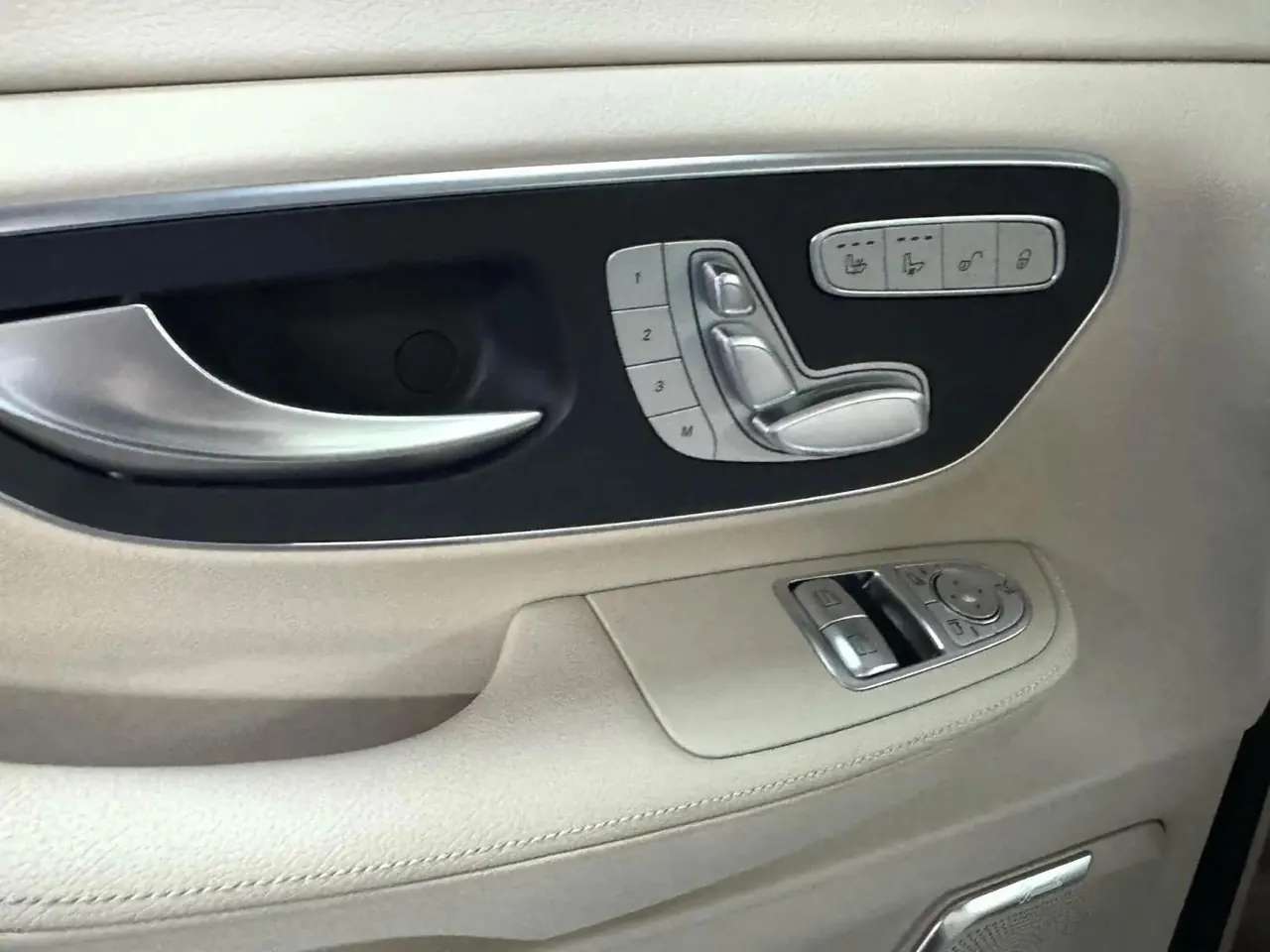 Mercedes Benz V 2022V 260 2.0T Premium Edition Automatic Gear 4