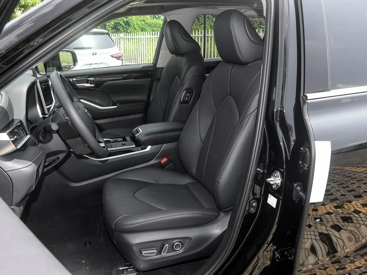 Toyota 2024 Highlander Dual Engine 2.5 Stepless Intelligent Electric Hybrid Four-wheel Drive Premium Edition 7-seat Automatic Transmission 3
