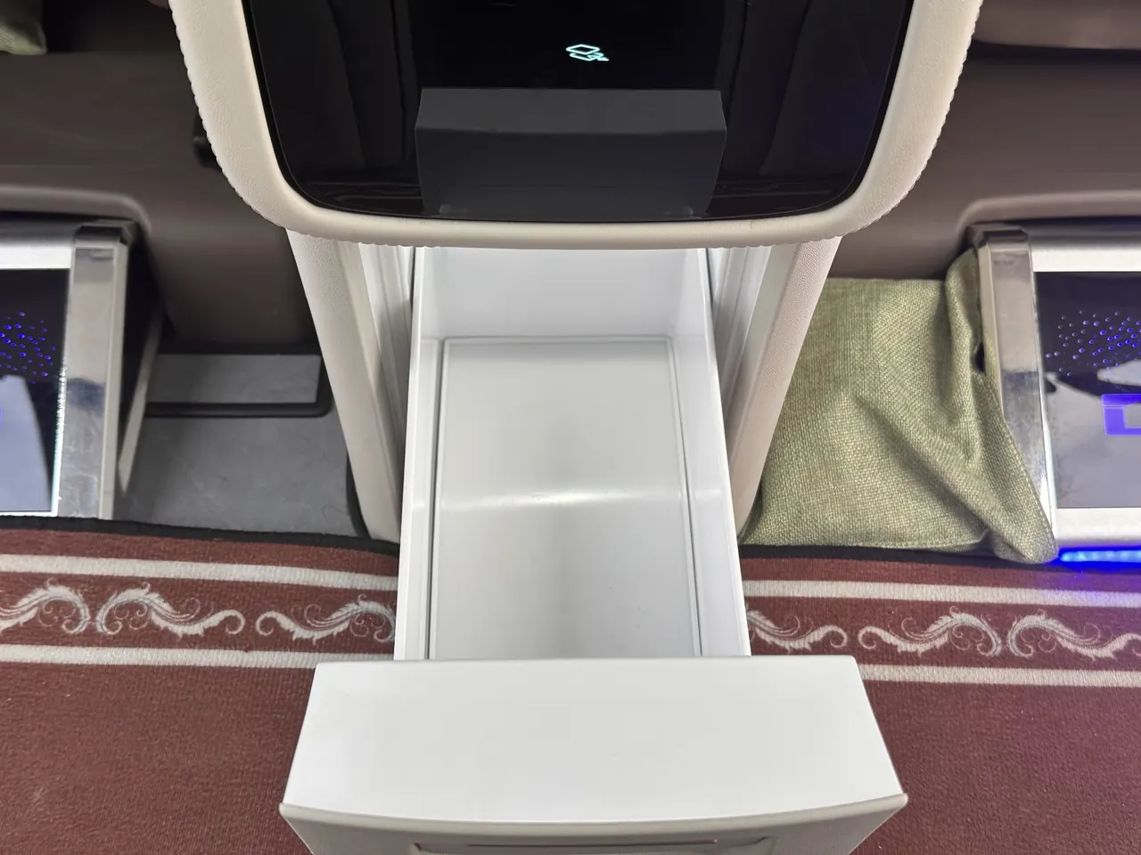 Denza 2022 Denza D9 DM-i 1.5T stepless 970 four-wheel drive flagship automatic gear 16