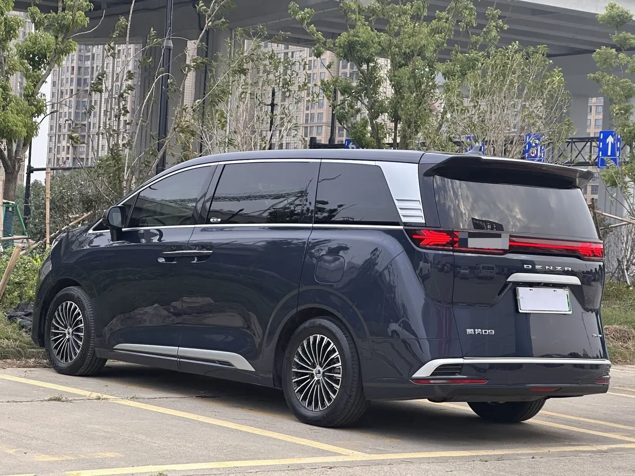 Denza 2022 Denza D9 DM-i 1.5T stepless 970 four-wheel drive flagship automatic gear 18