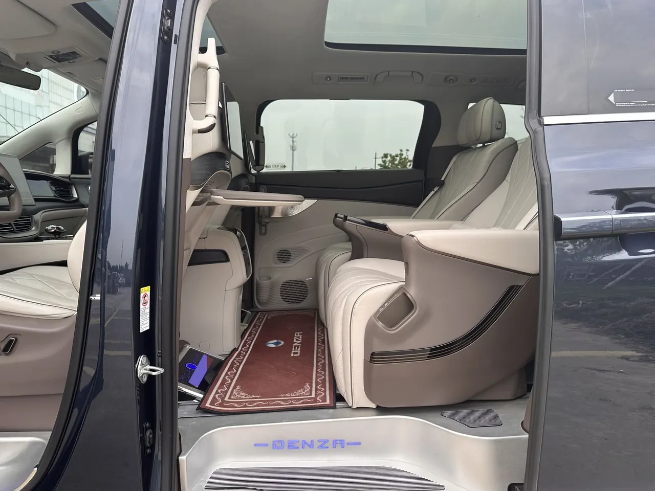 Denza 2022 Denza D9 DM-i 1.5T stepless 970 four-wheel drive flagship automatic gear 6
