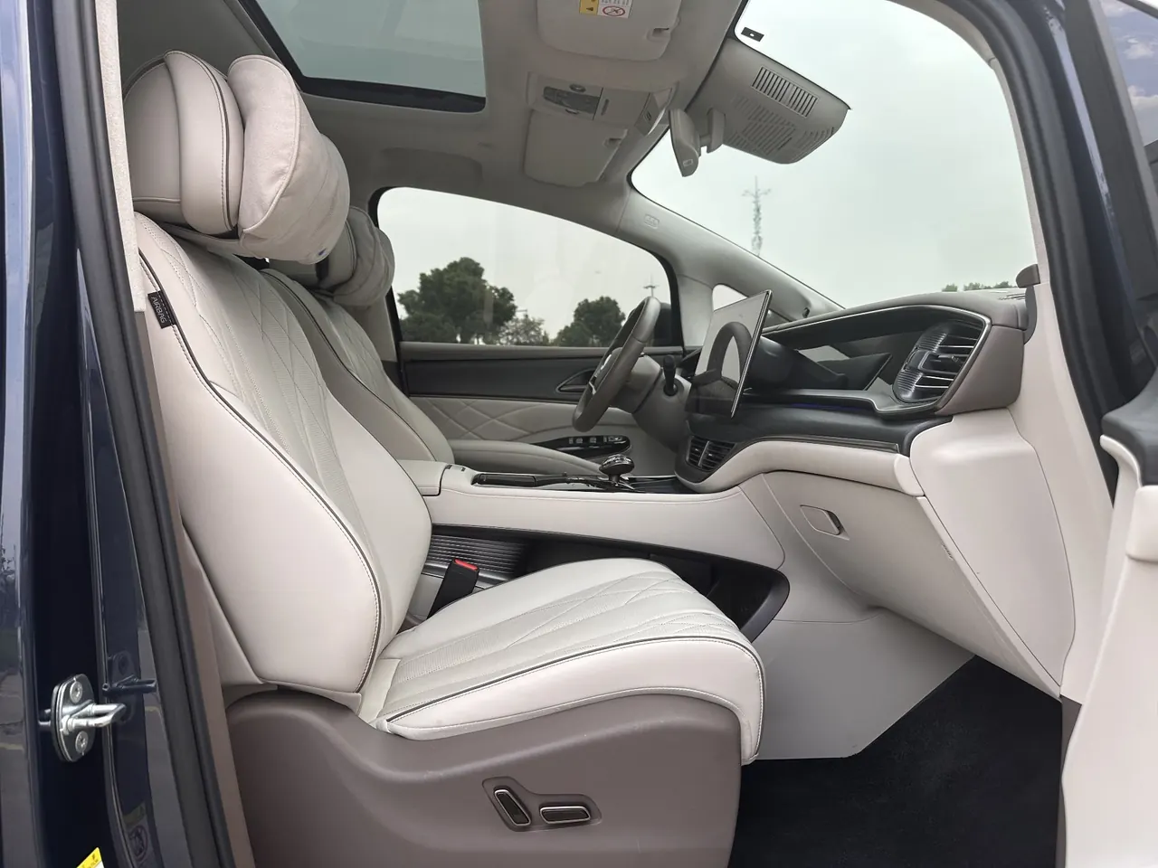 Denza 2022 Denza D9 DM-i 1.5T stepless 970 four-wheel drive flagship automatic gear 7