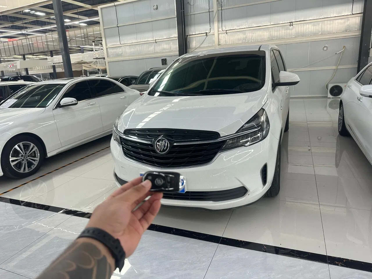 打开图片灯箱:Buick 2021 GL8 Land Business Class 2.0T 652T Comfortable Automatic Gear