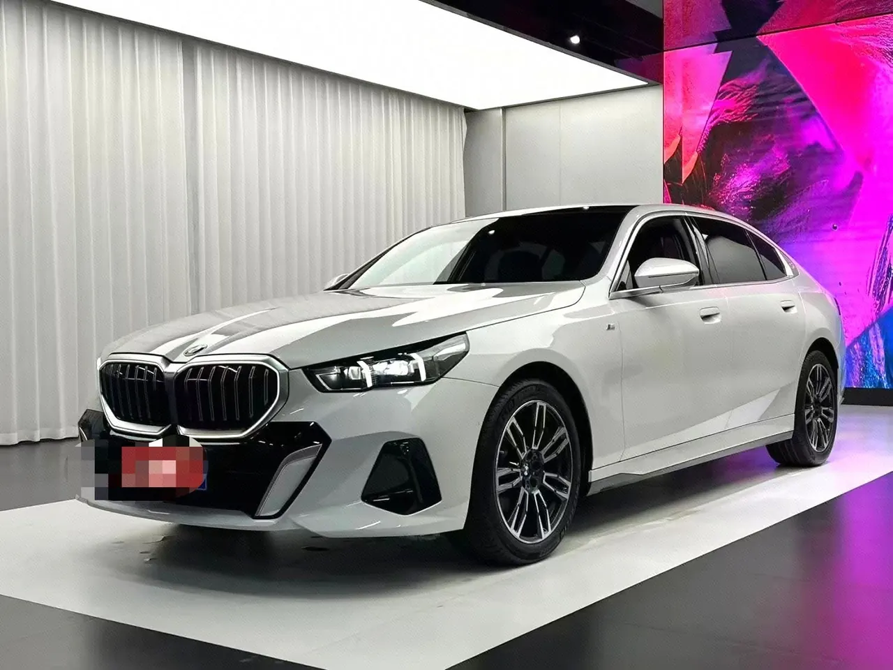 Открыть галерею: BMW 5 Series 2024 525Li 2.0T M Sports Suit Automatic Gear