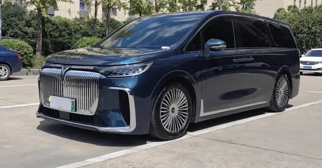 Voyah 2025 dreamers PHEV 1.5T four-wheel drive distinguished Kunpeng version automatic gear - View 1
