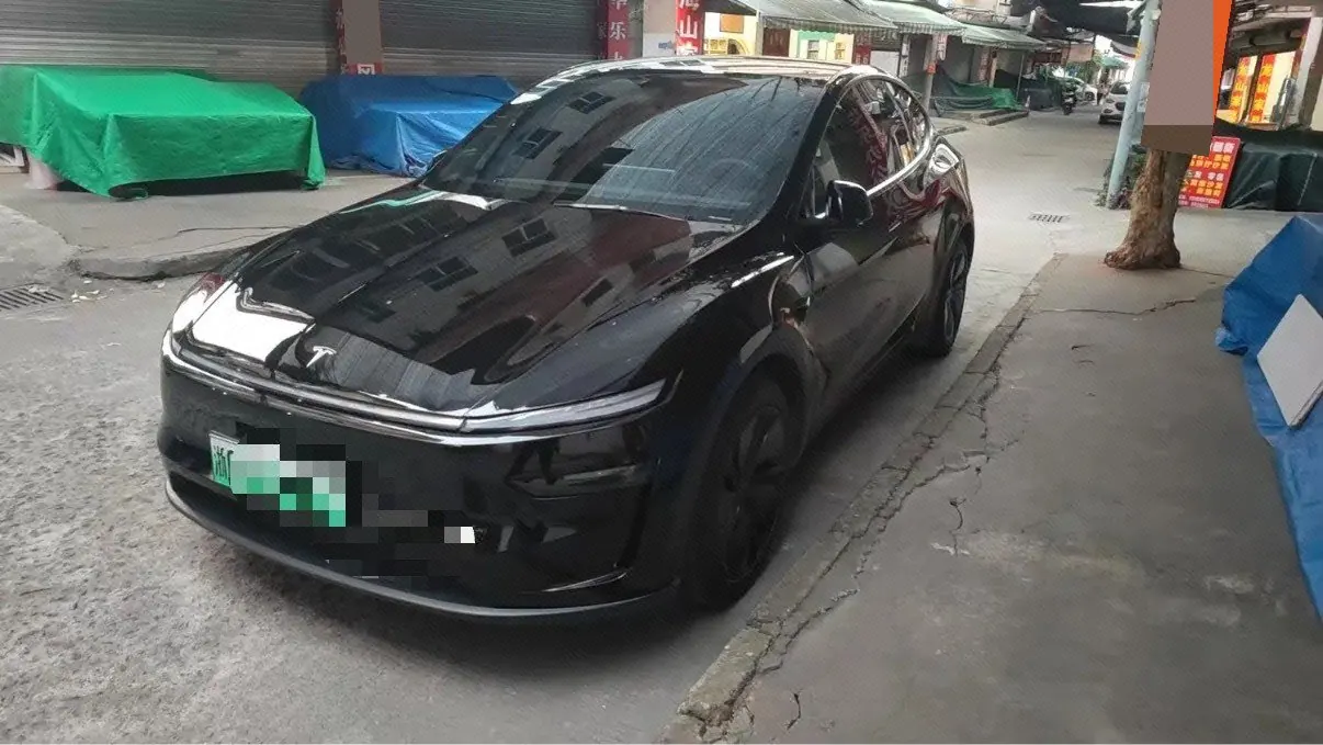 Открыть галерею: Tesla 2025 Model Y Rear Wheel Drive First Edition Automatic Transmission