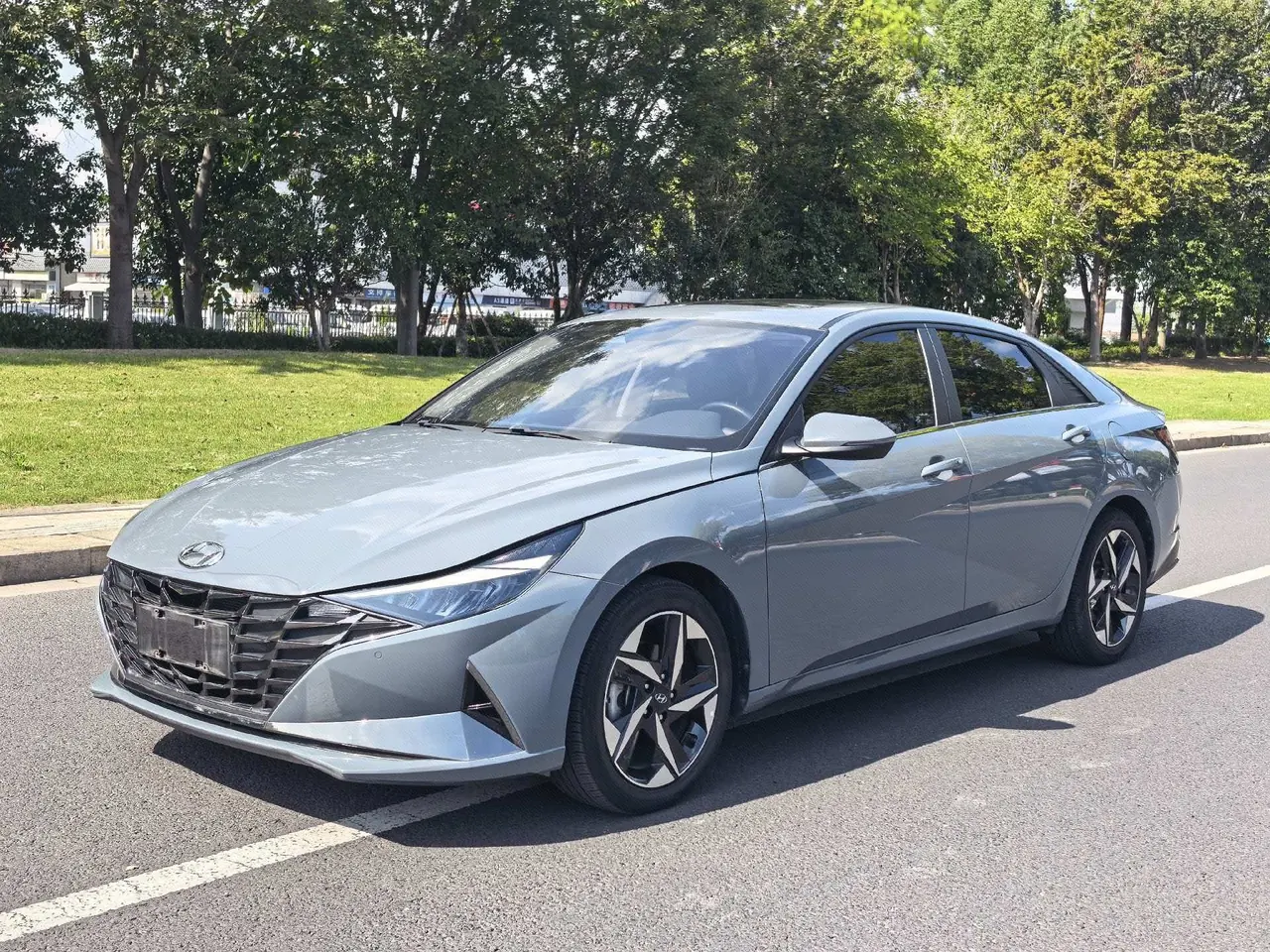 Открыть галерею: Hyundai 2021 Elantra -3-compartment 1.5 stepless LUX premium automatic gear