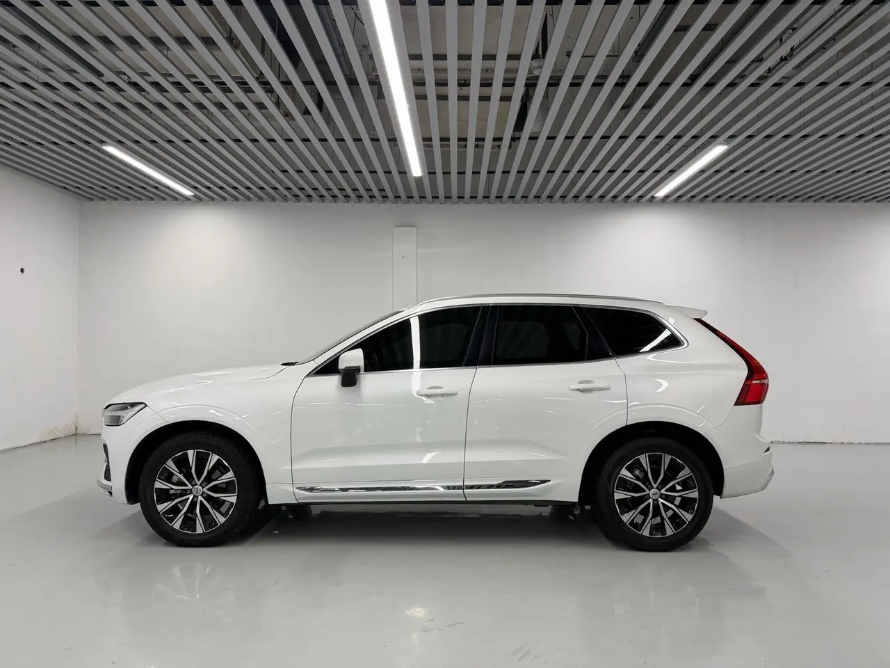 Volvo 2023 XC60 48V 2.0T B5 4-wheel drive Zhiyuan Deluxe Edition Automatic Gear 4