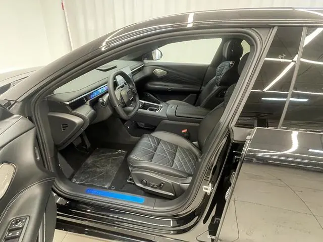 LYNK&amp;CO 2025 LYNK&amp;CO 10 EM-P 1.5T 120 four-wheel drive Ultra automatic gear 5