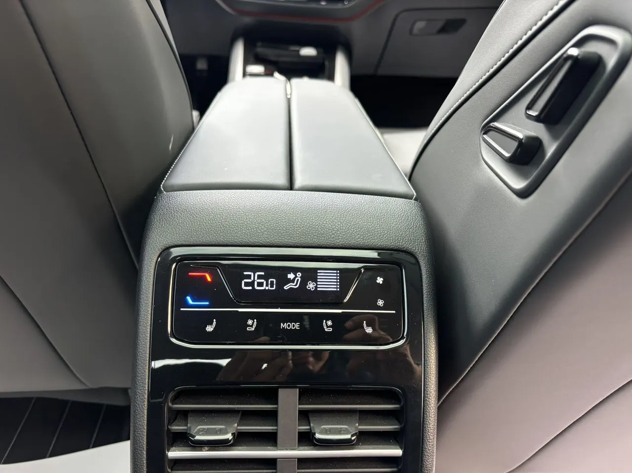 Volkswagen 2025 Passat Pro 2.0TSI 380TSI Longyun Edition Automatic Gear 6