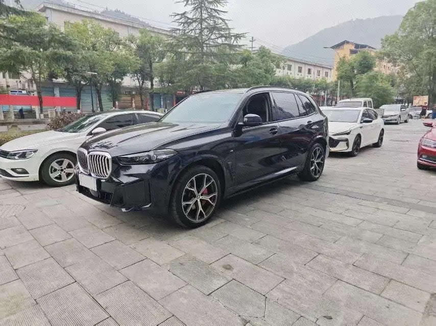 Открыть галерею: BMW 2023 X5 xDrive30Li 48V 2.0T exclusive M sports suit automatic gear