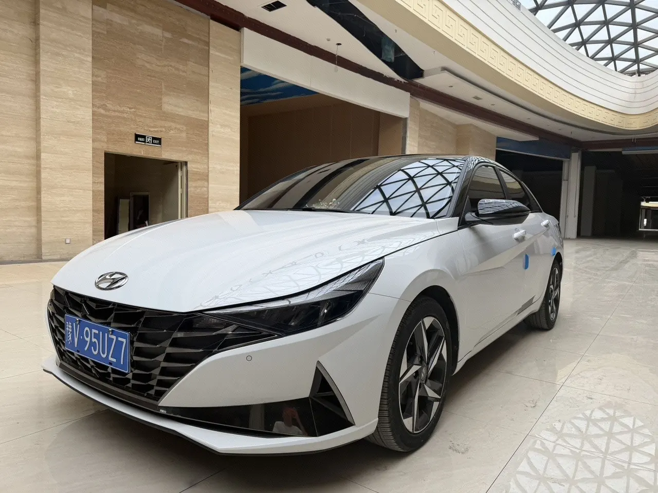 Hyundai 2022 Elantra -3-compartment 1.5 stepless LUX premium automatic gear - View 1