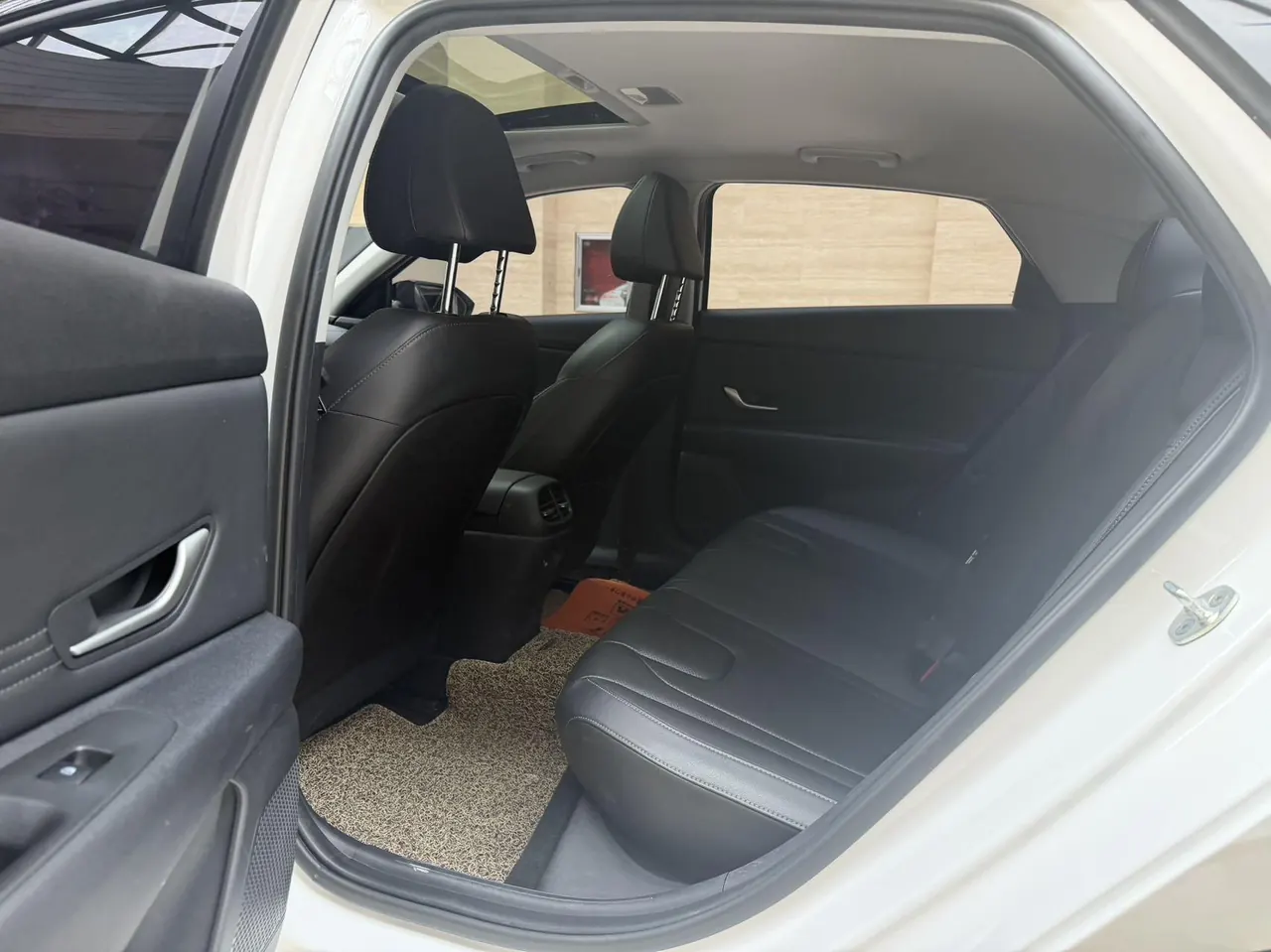 Hyundai 2022 Elantra -3-compartment 1.5 stepless LUX premium automatic gear 8