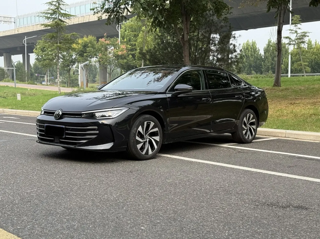 Открыть галерею: Volkswagen 2025 Passat Pro 2.0TSI 380TSI Long Yao Edition Automatic