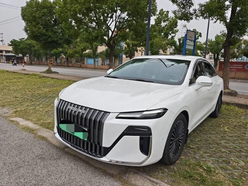 Roewe 2025 M7 DMH 1.5 160km Premium Edition Automatic Gear - View 1