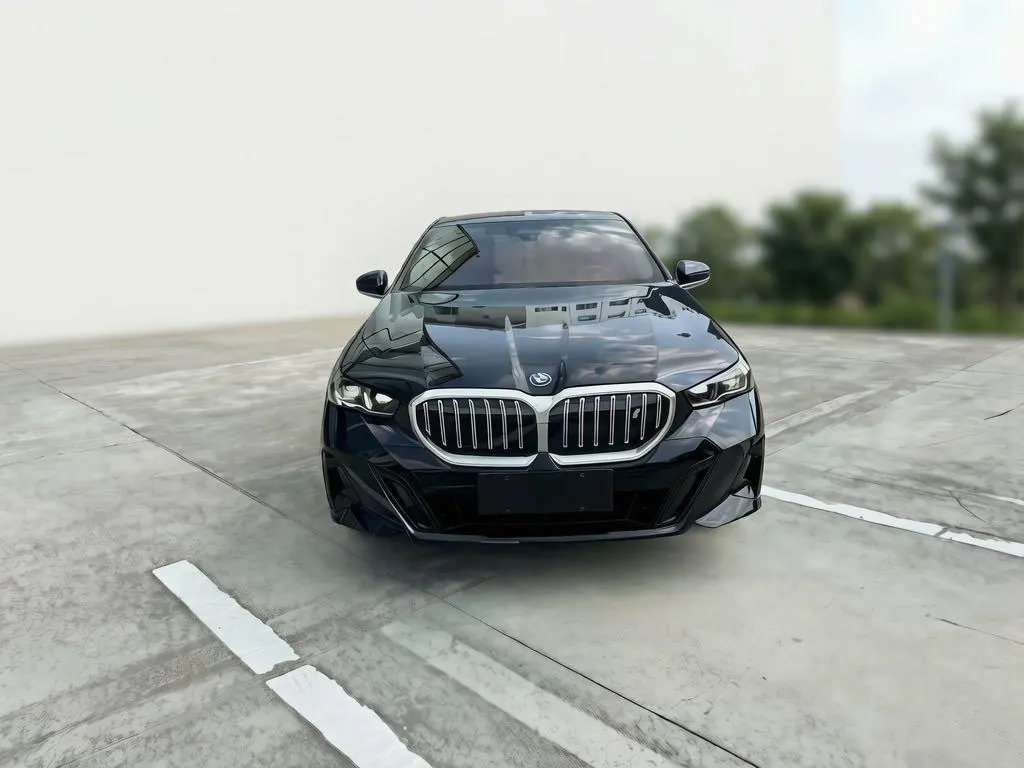 BMW 2025 i5 eDrive 35L M sports suit automatic gear 2