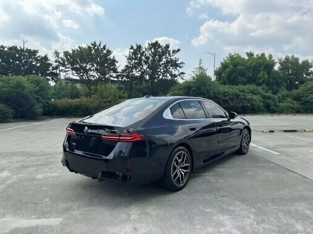 BMW 2025 i5 eDrive 35L M sports suit automatic gear 9