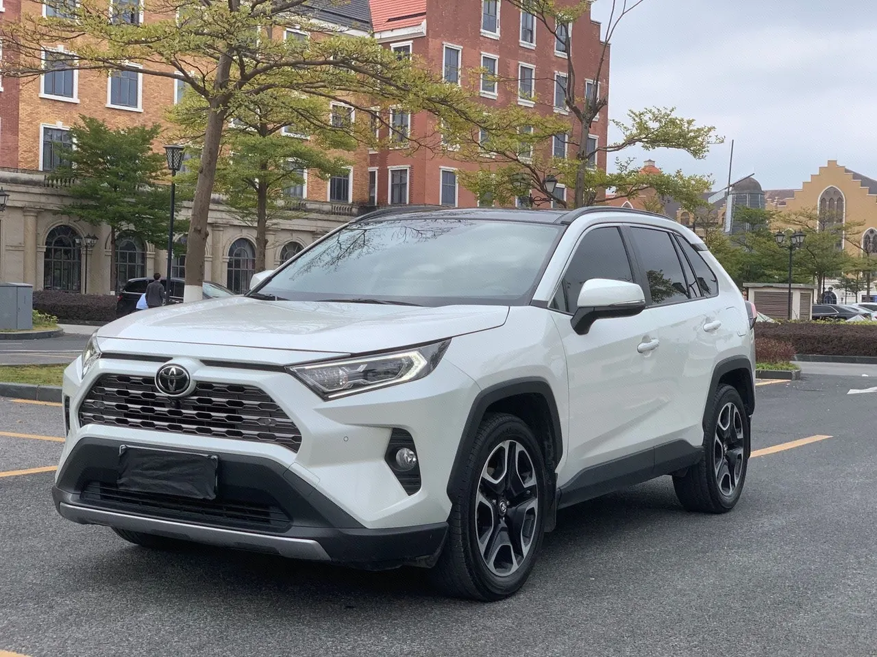 Открыть галерею: Toyota 2020 RAV4 Rongbo 2.0 Stepless Two-Drive Premium Edition Automatic Gear