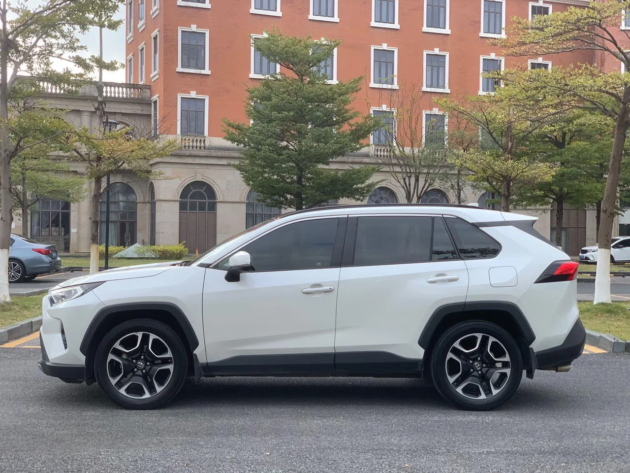 Toyota 2020 RAV4 Rongbo 2.0 Stepless Two-Drive Premium Edition Automatic Gear 9