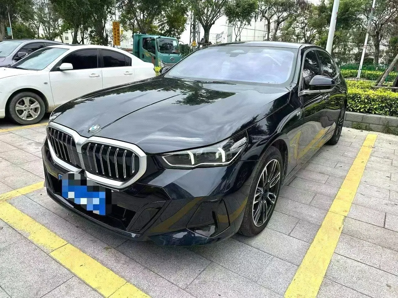 打开图片灯箱:BMW 5 Series 2025 530Li 48V 2.0T Leading M Sports Suit Automatic Gear