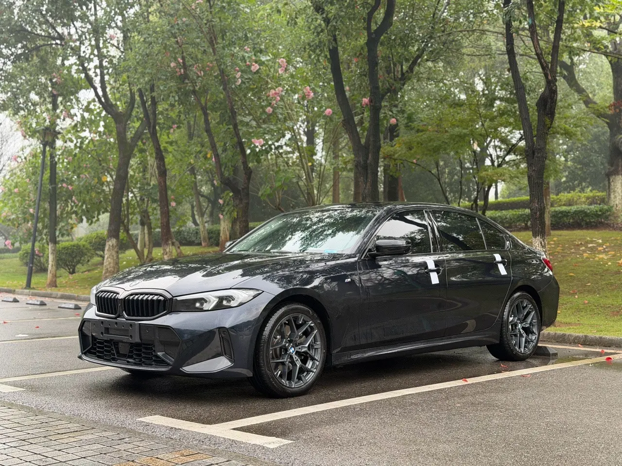 Open image lightbox: BMW 3 Series 2026 330Li 2.0T M Sports Obsidian Night Suit Automatic Gear