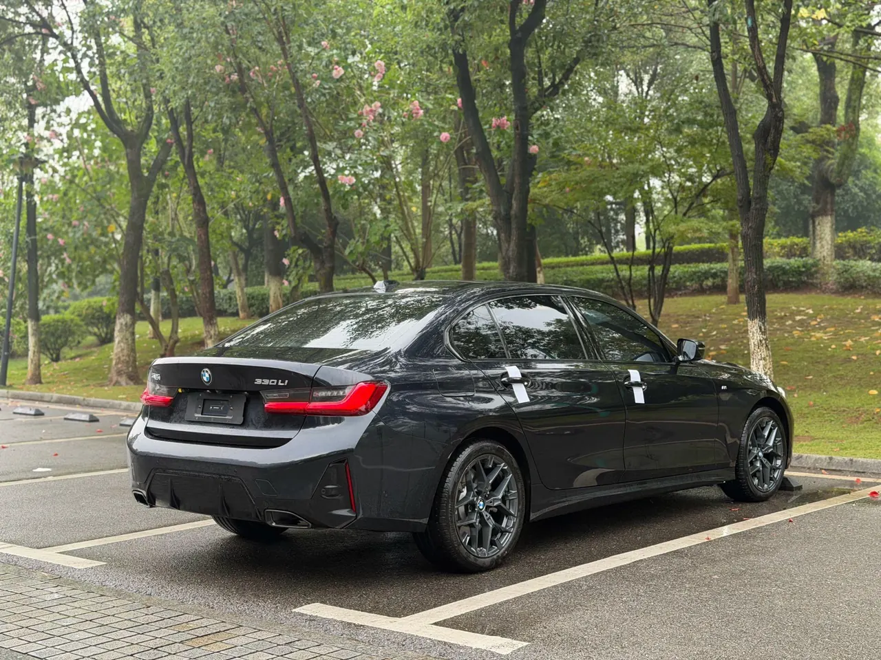 BMW 3 Series 2026 330Li 2.0T M Sports Obsidian Night Suit Automatic Gear 10