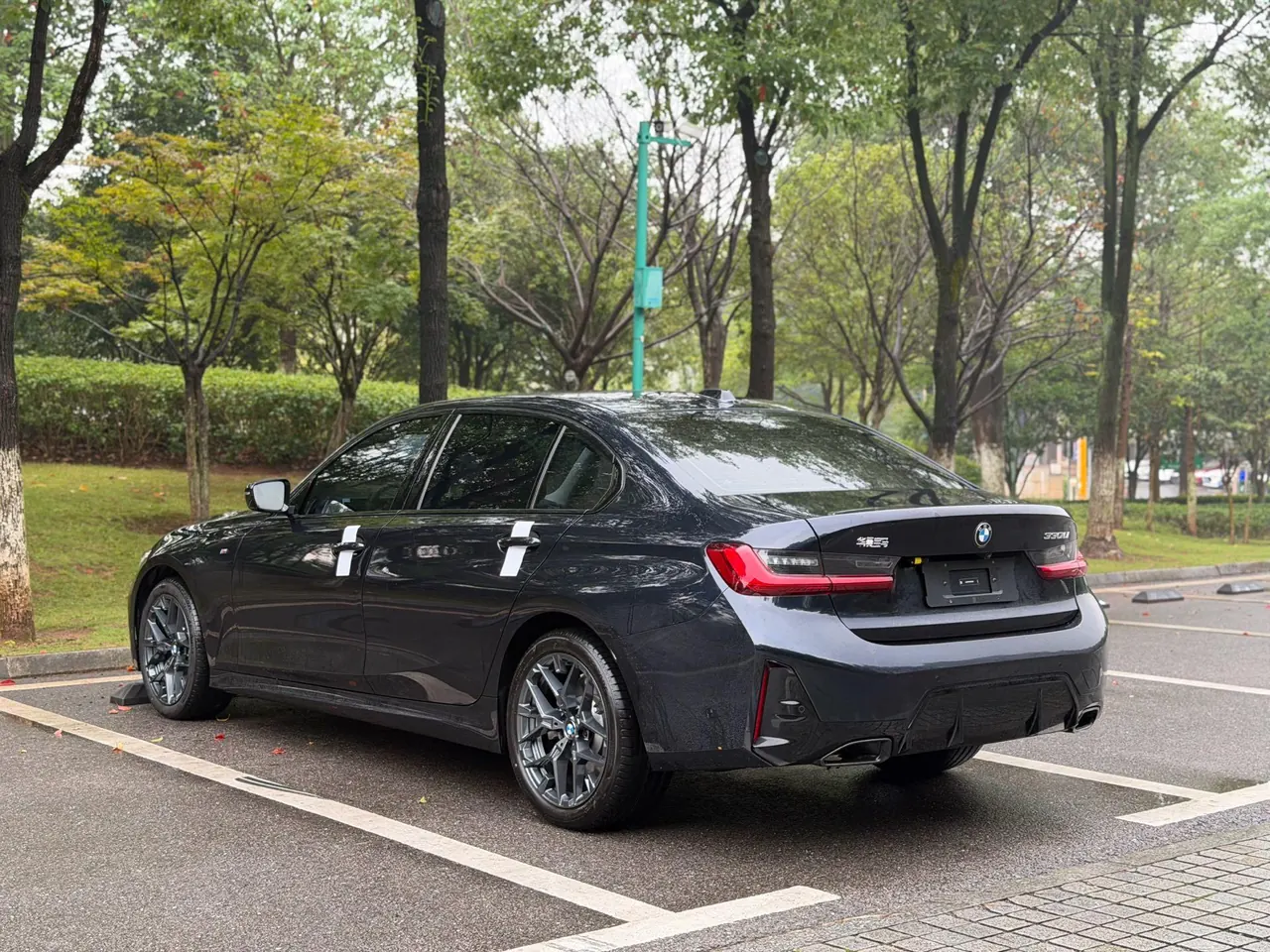 BMW 3 Series 2026 330Li 2.0T M Sports Obsidian Night Suit Automatic Gear 12