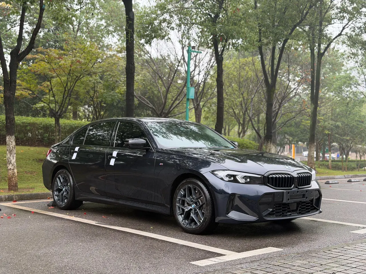 BMW 3 Series 2026 330Li 2.0T M Sports Obsidian Night Suit Automatic Gear 3