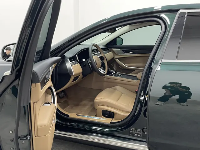 Jaguar 2021 XFL 2.0T P 12500.00g Drive Enjoy Deluxe Edition Automatic Gear 7