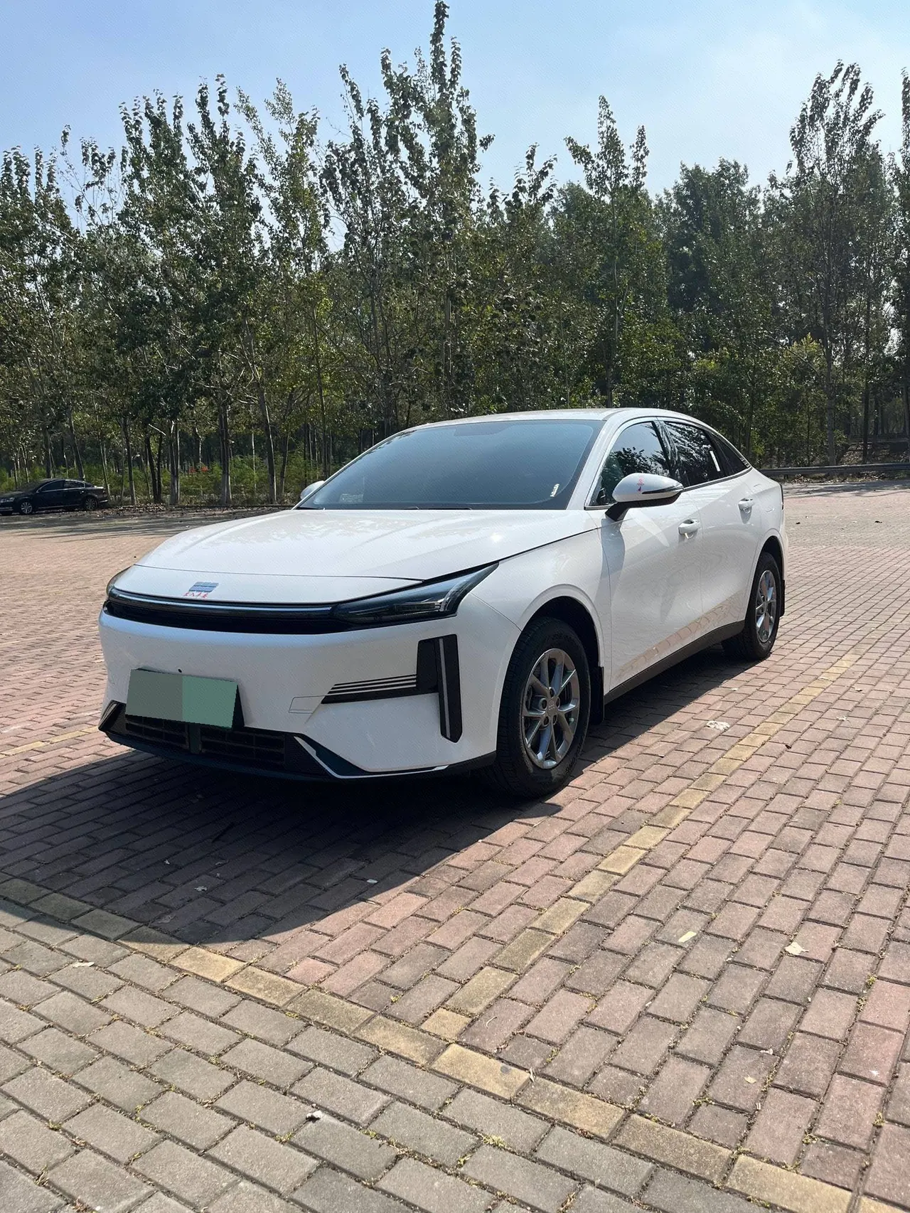 Geely Galaxy 2025 L6 EM-i 1.5 60km sailing version of automatic gear - View 1