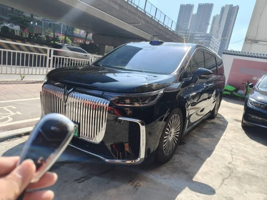 Open image lightbox: Voyah 2025 dreamers PHEV 1.5T four-wheel drive flagship dry Kun version automatic gear