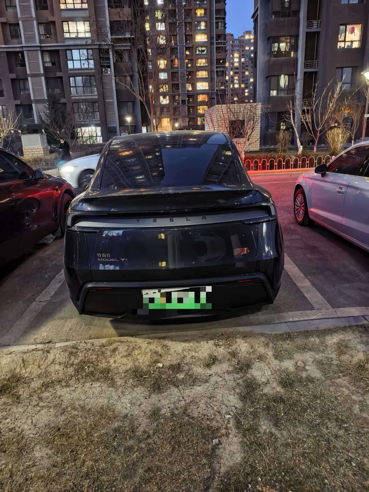 Tesla 2025 Model Y long endurance all-wheel drive version automatic transmission 3
