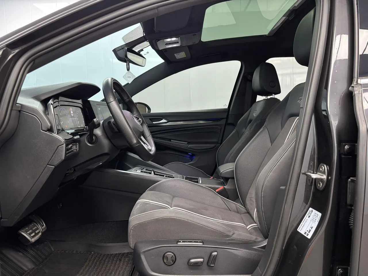 Volkswagen 2023 Golf 8 R-Line 1.4TSI 280TSI Lite Automatic 7