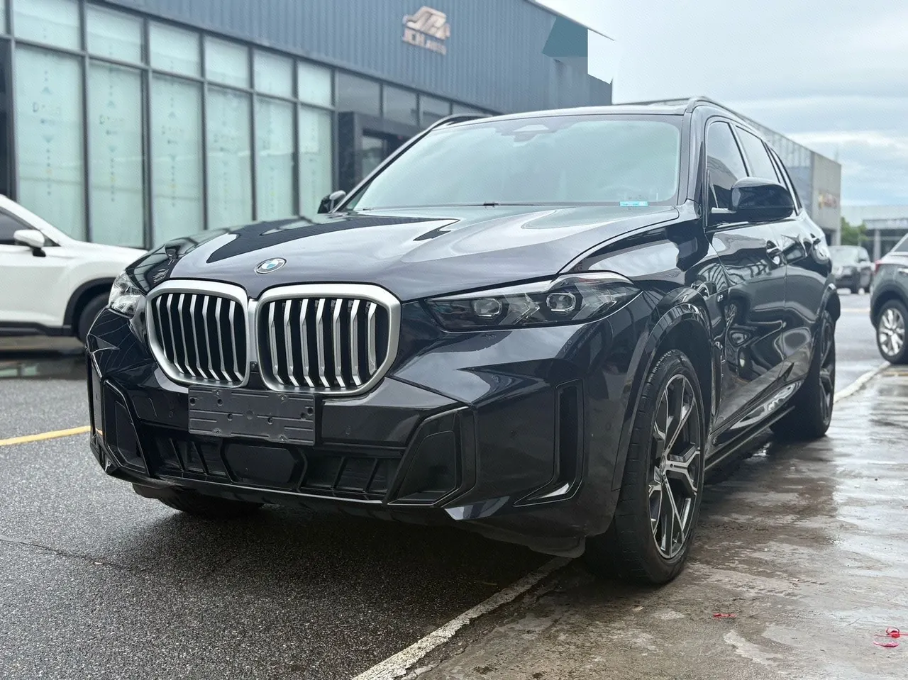 BMW 2023 X5 xDrive30Li 48V 2.0T exclusive m sports obsidian night suit automatic gear - View 1