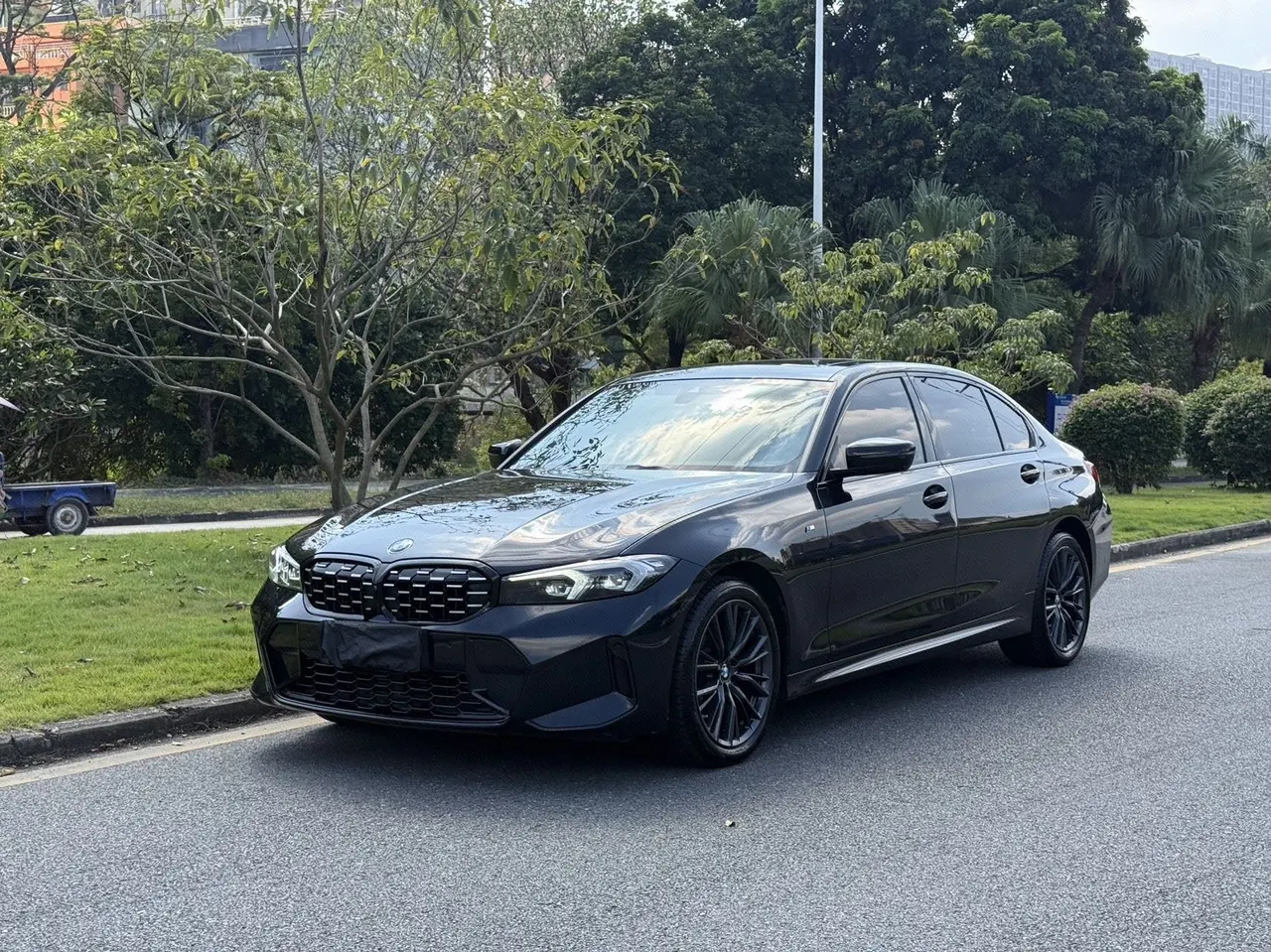 Открыть галерею: BMW 3 Series 2024 325Li 2.0T M Sports Obsidian Night Suit Automatic Gear