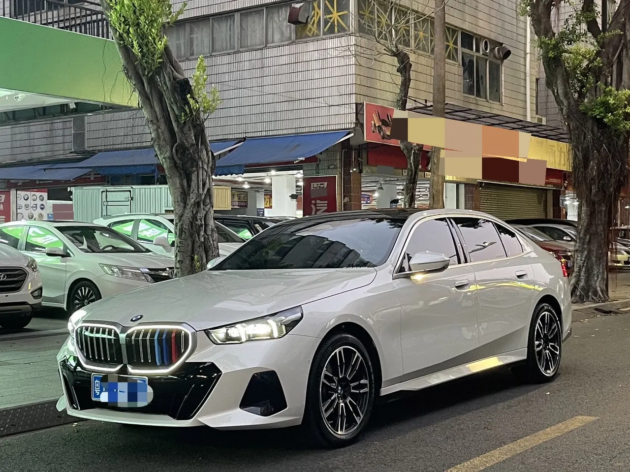 Open image lightbox: BMW 5 Series 2026 model 525Li 48V 2.0T M Sport Package automatic transmission