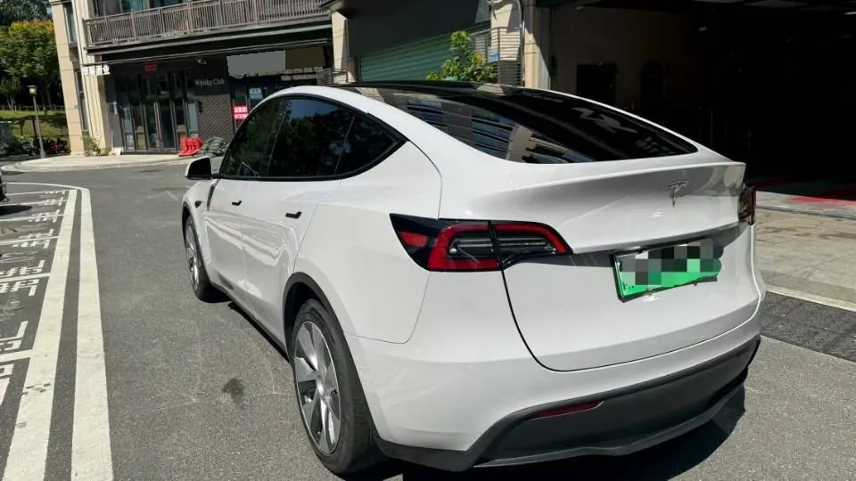 Tesla 2021 Model Y Standard Endurance Rear Drive Automatic Gear 4