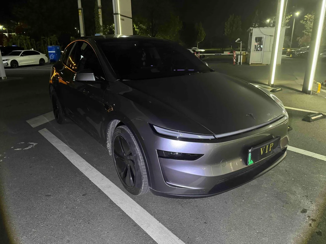 Tesla 2025 Model Y long endurance all-wheel drive version automatic transmission 3