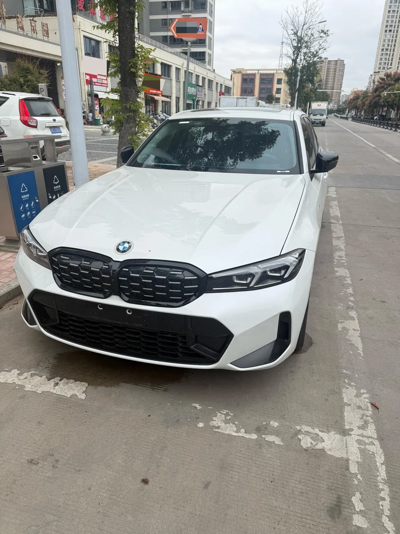 Открыть галерею: BMW 3 Series 2024 325Li 2.0T M Sports Obsidian Night Suit Automatic Gear