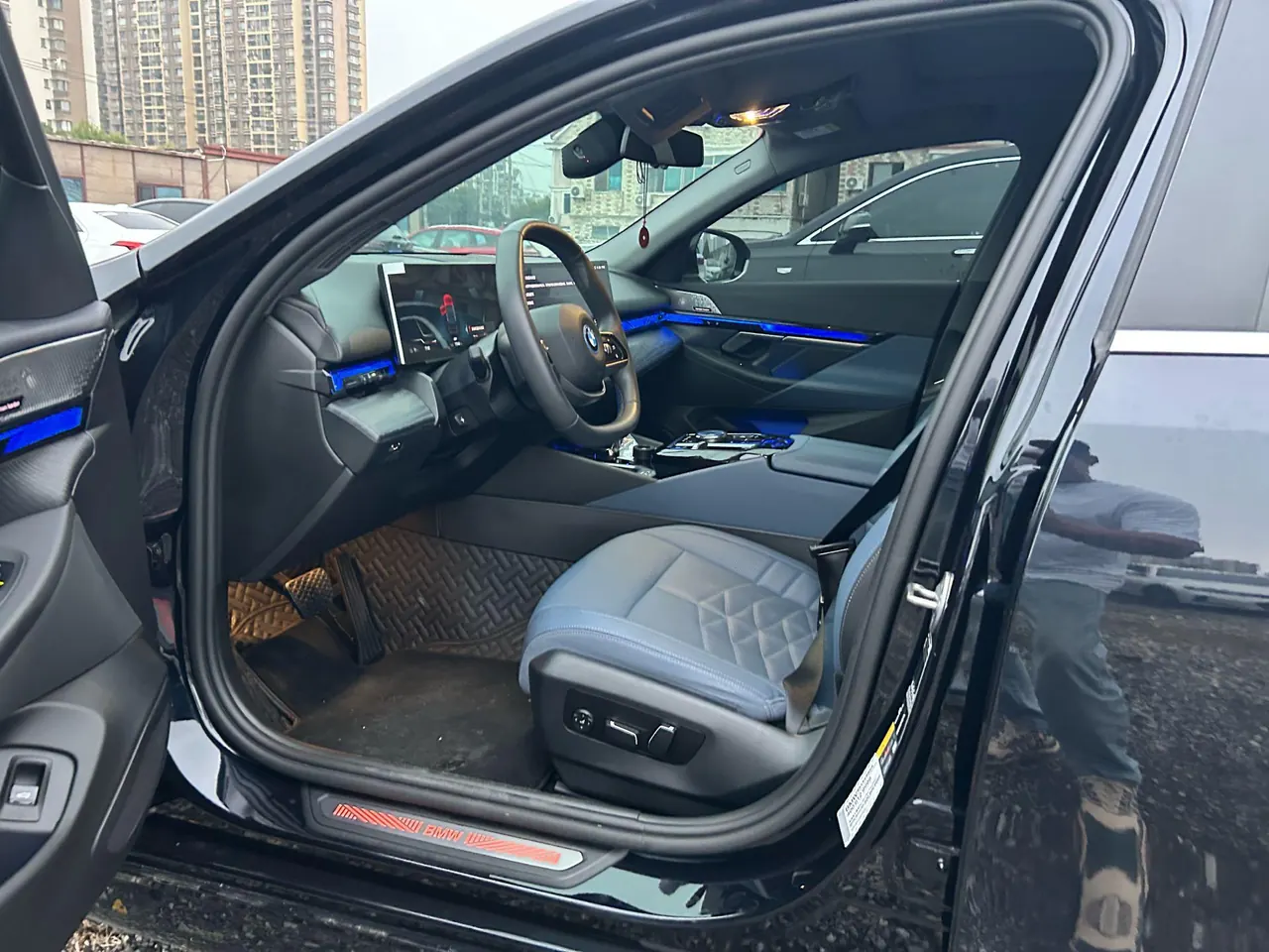 BMW 2024 i5 eDrive 35L Exclusive M Sports Suit Automatic Gear 2